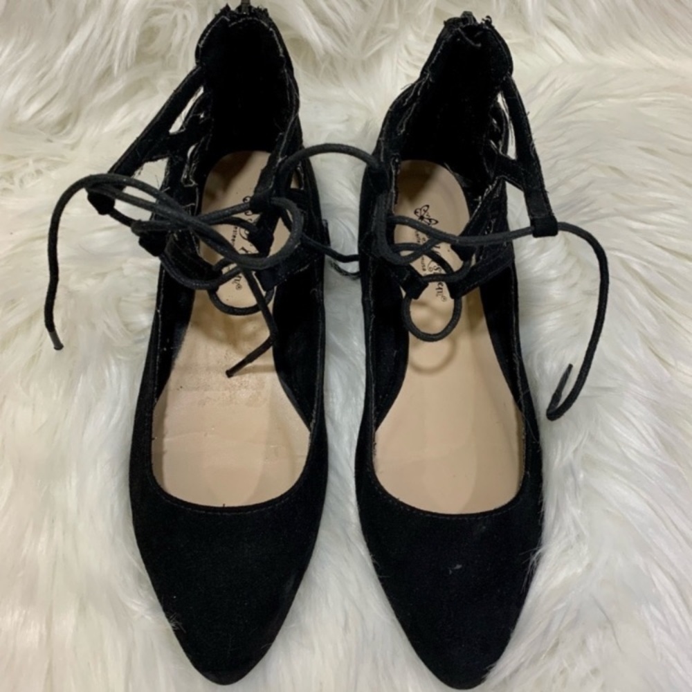 Black pointed-toe flats